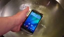 HTC One 2014 có khả năng chống nước cực tốt